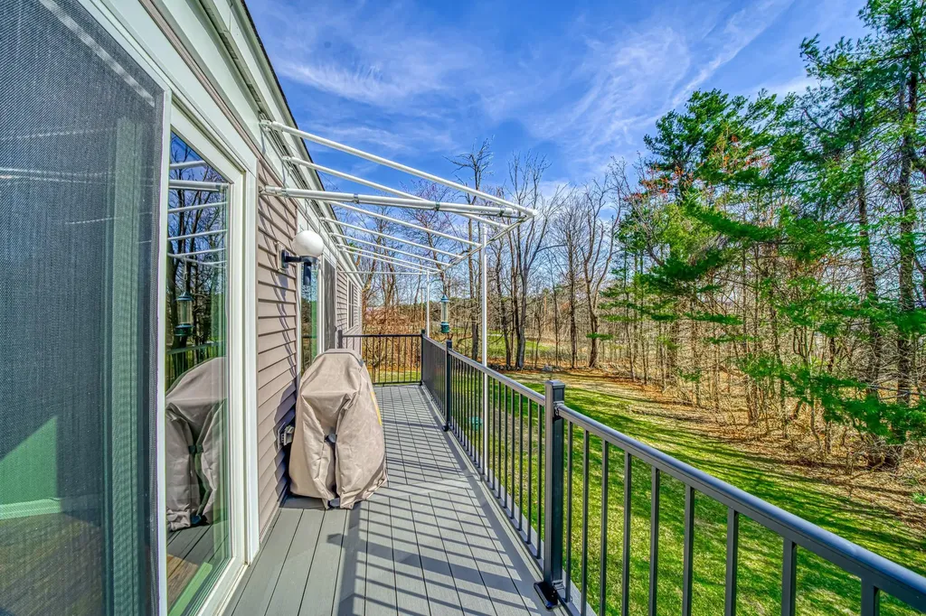 19 Hilltop Place New London NH 03257
