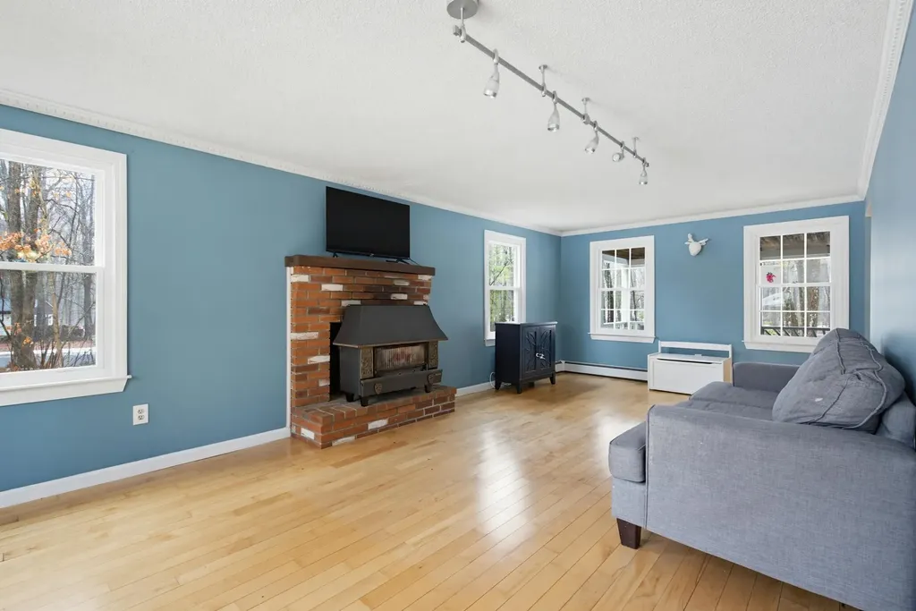 104 Old Auburn Road Derry NH 03038