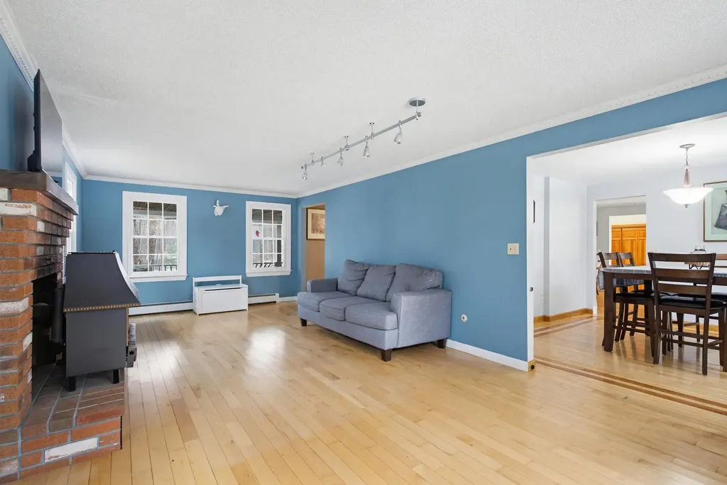 104 Old Auburn Road Derry NH 03038