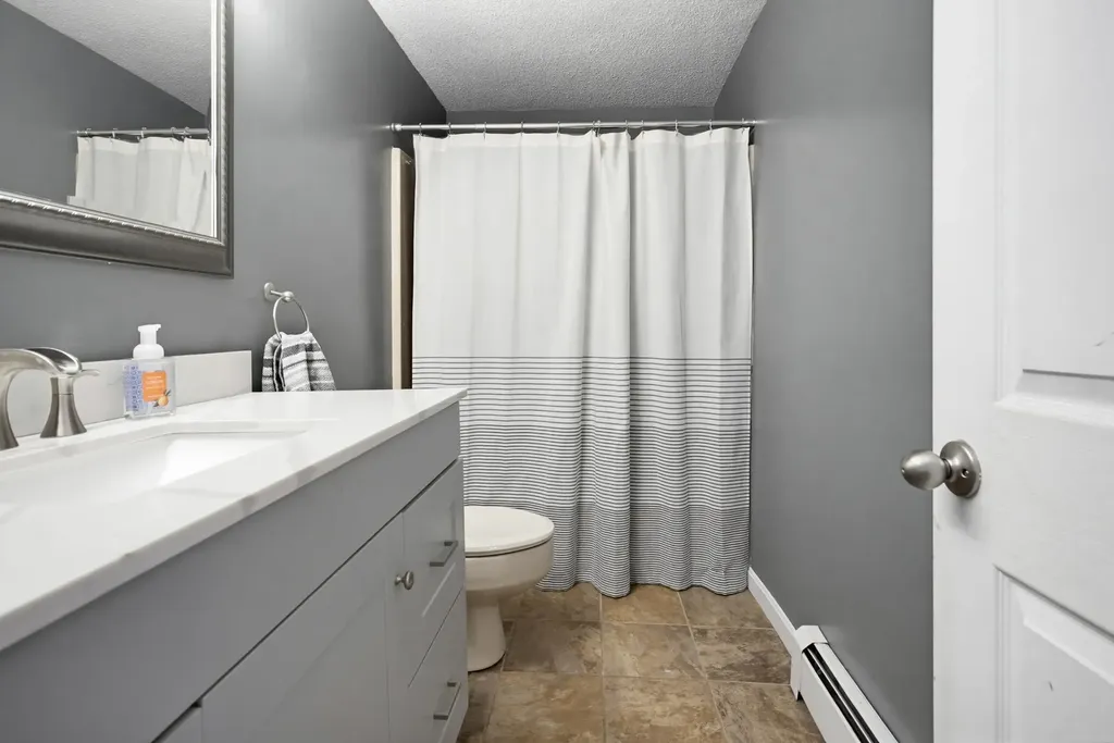 104 Old Auburn Road Derry NH 03038