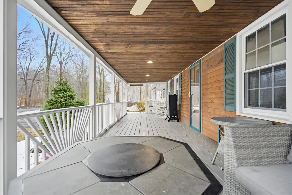 104 Old Auburn Road Derry NH 03038