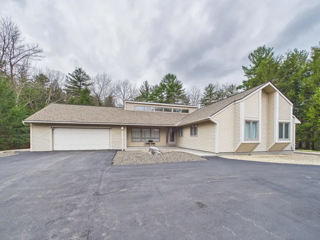 11 Pepperell Circle Nashua NH 03062