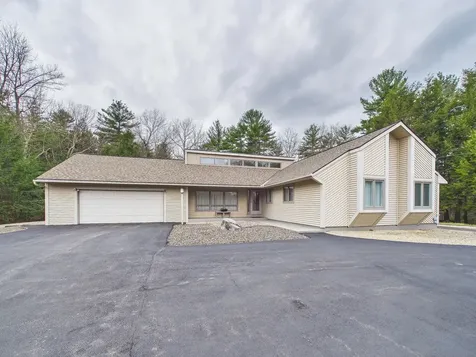 11 Pepperell Circle Nashua NH 03062
