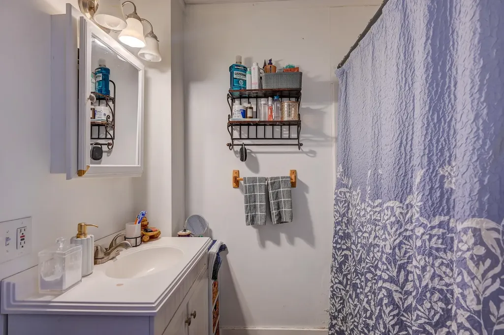22 Oak Street Conway NH 03860