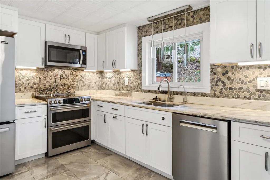 25 Bluff Street Proctor VT 05765-1008