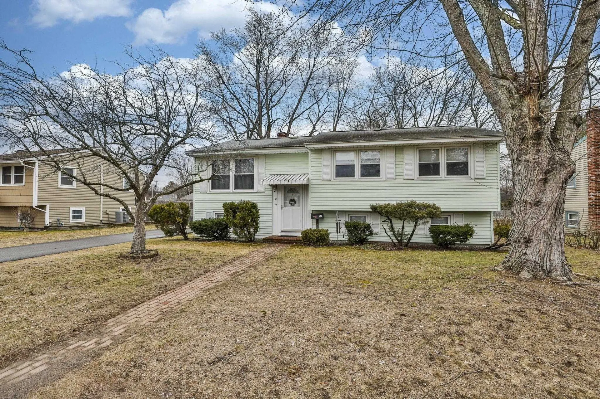 8 Kingston Drive Nashua NH 03060