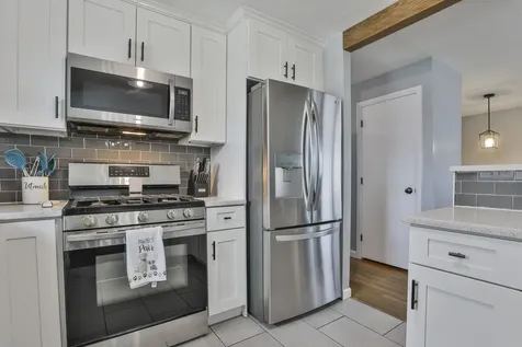 8 Kingston Drive Nashua NH 03060