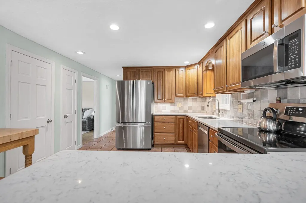 31 Hyacinth Drive Nashua NH 03062