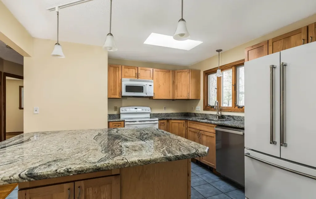 3 Mark Avenue Stratham NH 03885