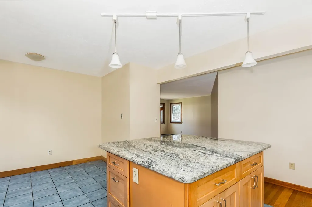 3 Mark Avenue Stratham NH 03885