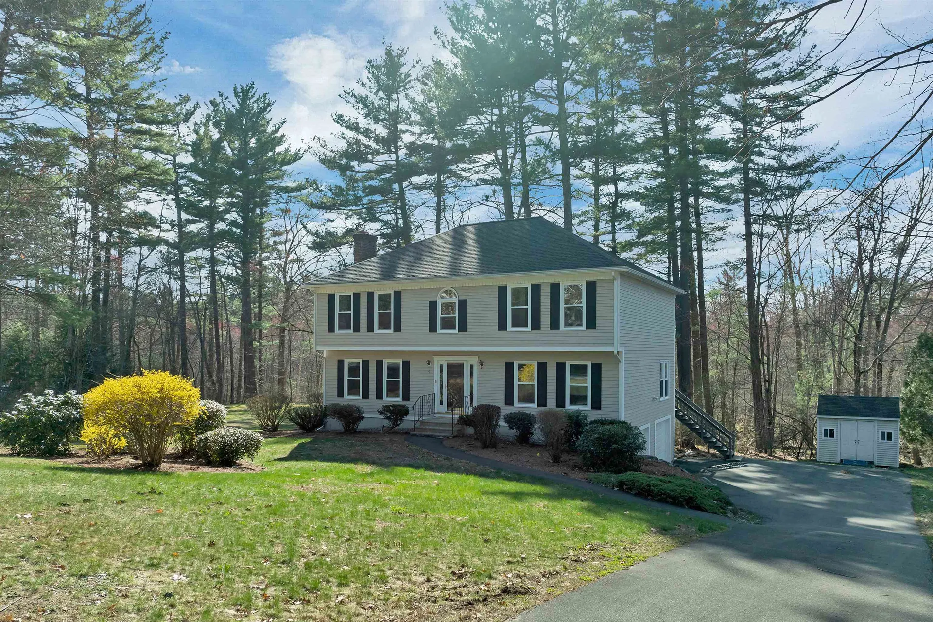 9 Isabella Drive Londonderry NH 03053