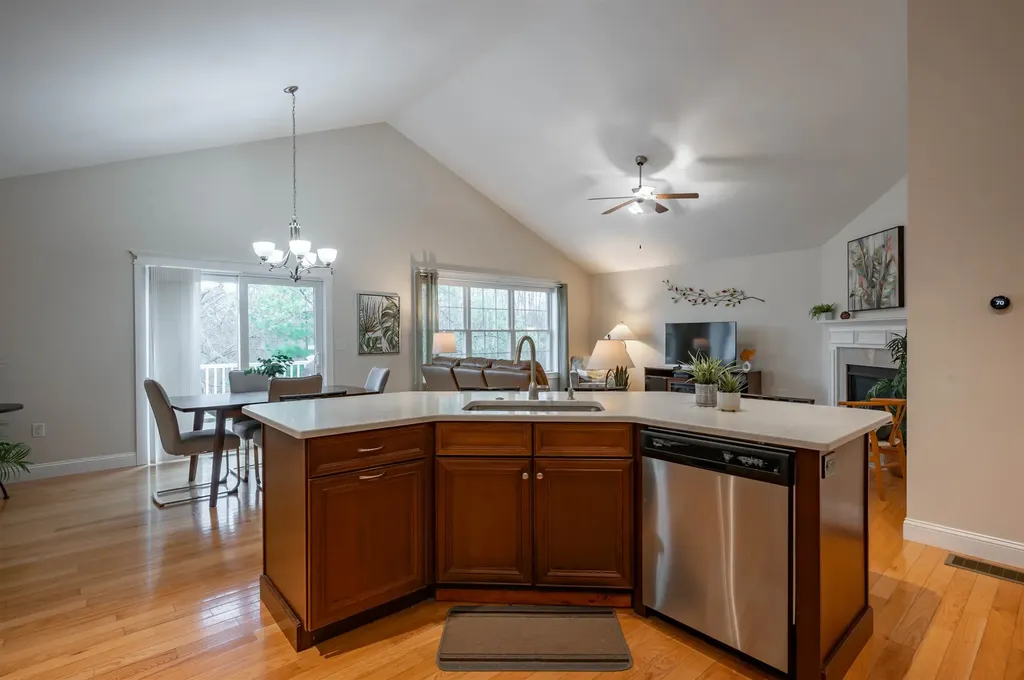 14 Weymouth Court Hudson NH 03051