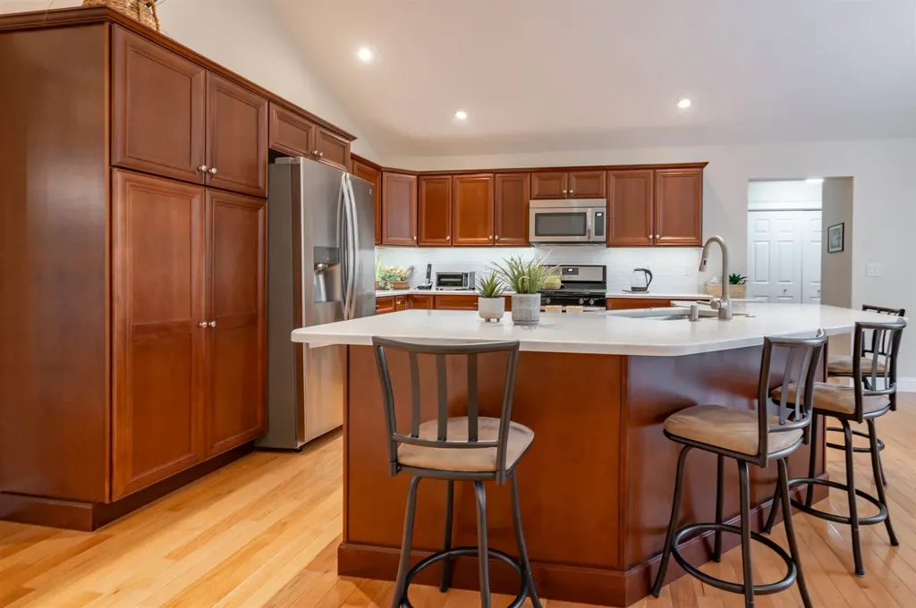 14 Weymouth Court Hudson NH 03051