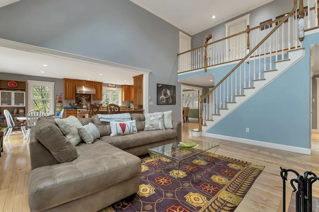 518 Old Main Street New London NH 03257