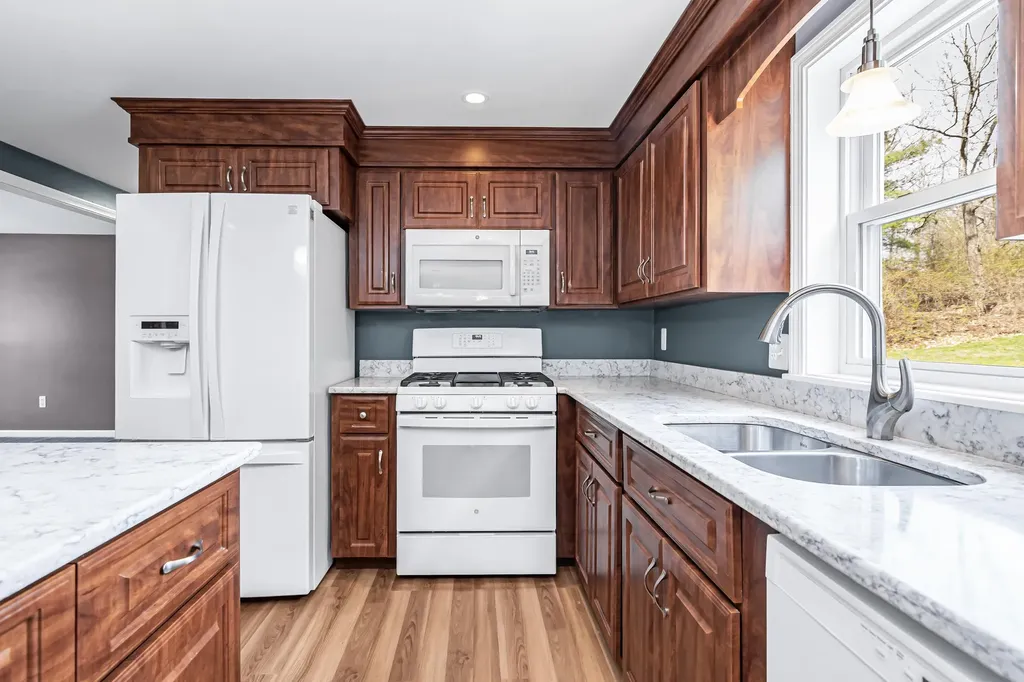 149 Barretts Hill Road Hudson NH 03051
