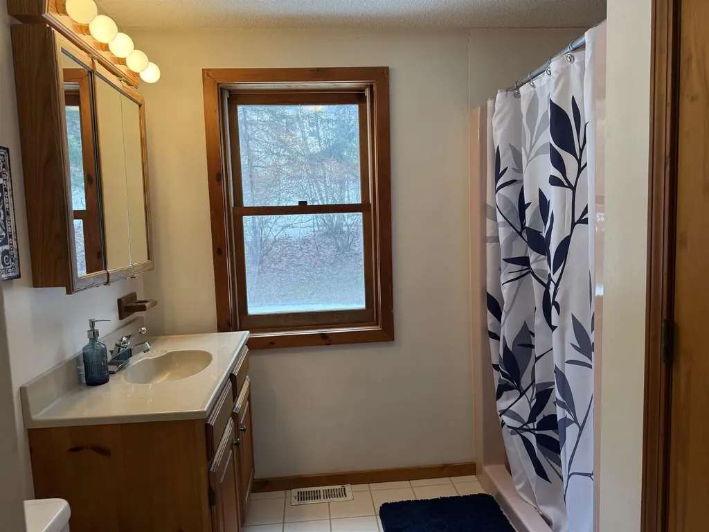 33 Kolbe Lane Enfield NH 03748