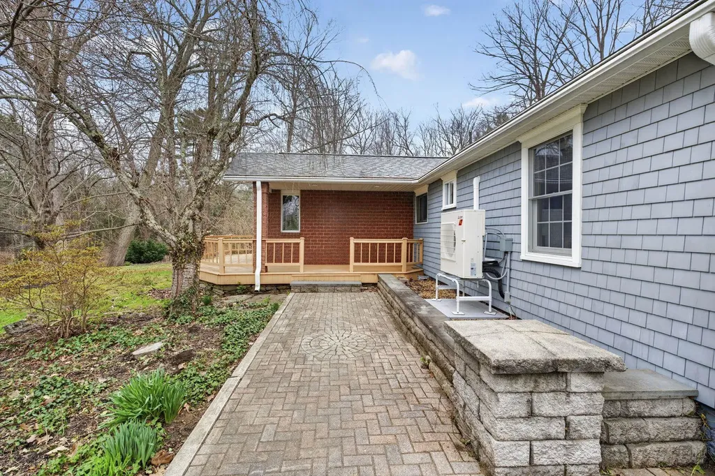 405 N River Road Epping NH 03042