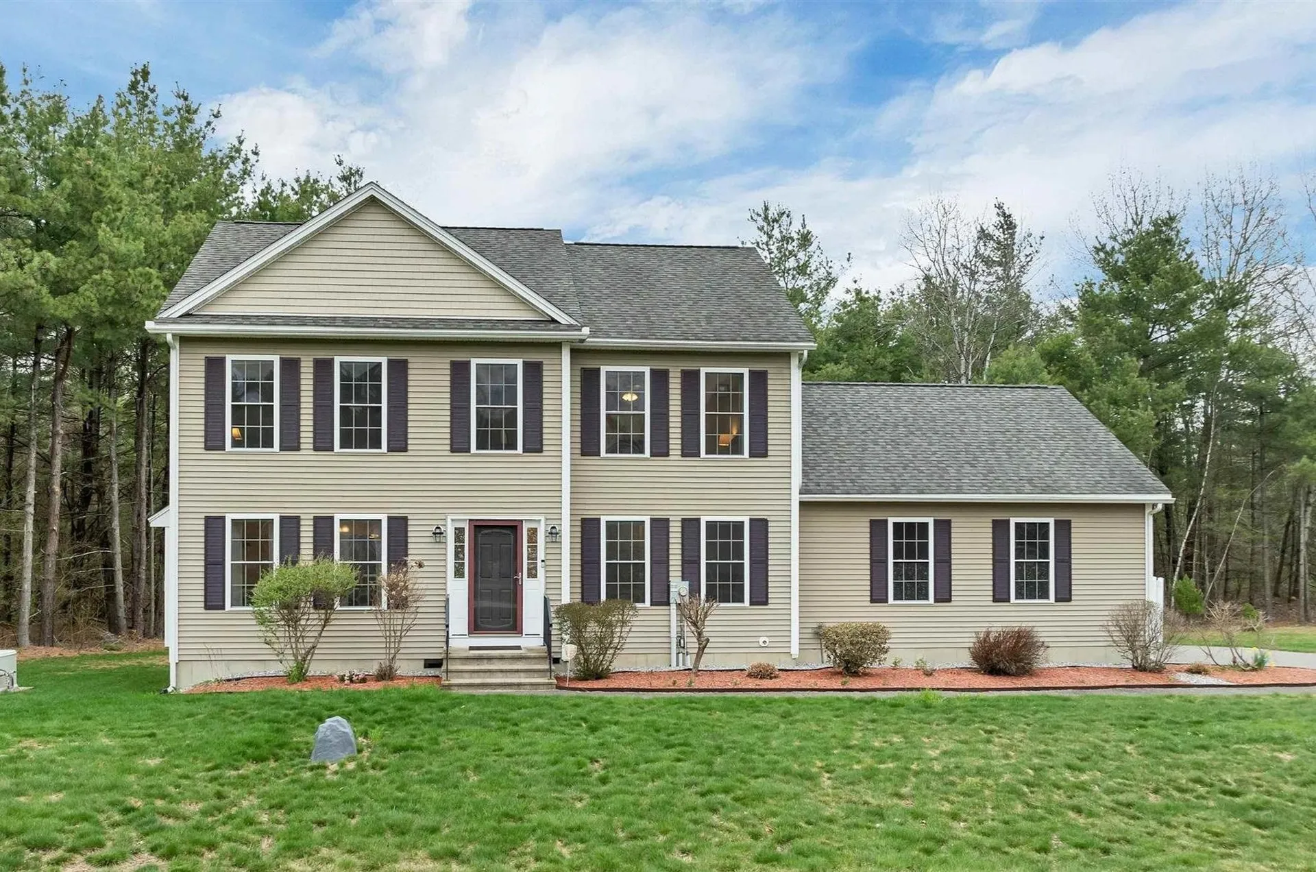 5 Berlang Road Londonderry NH 03053