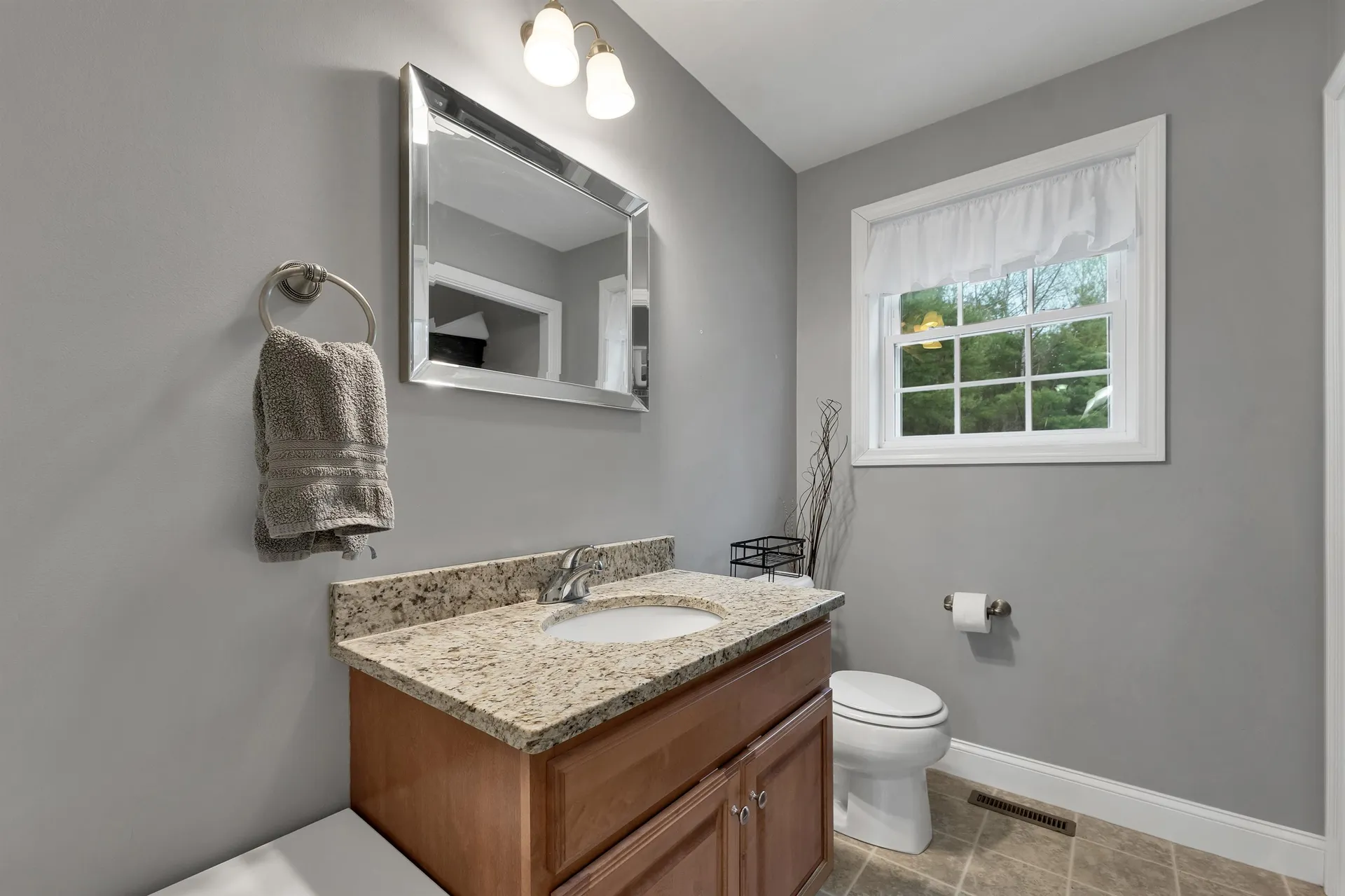 5 Berlang Road Londonderry NH 03053