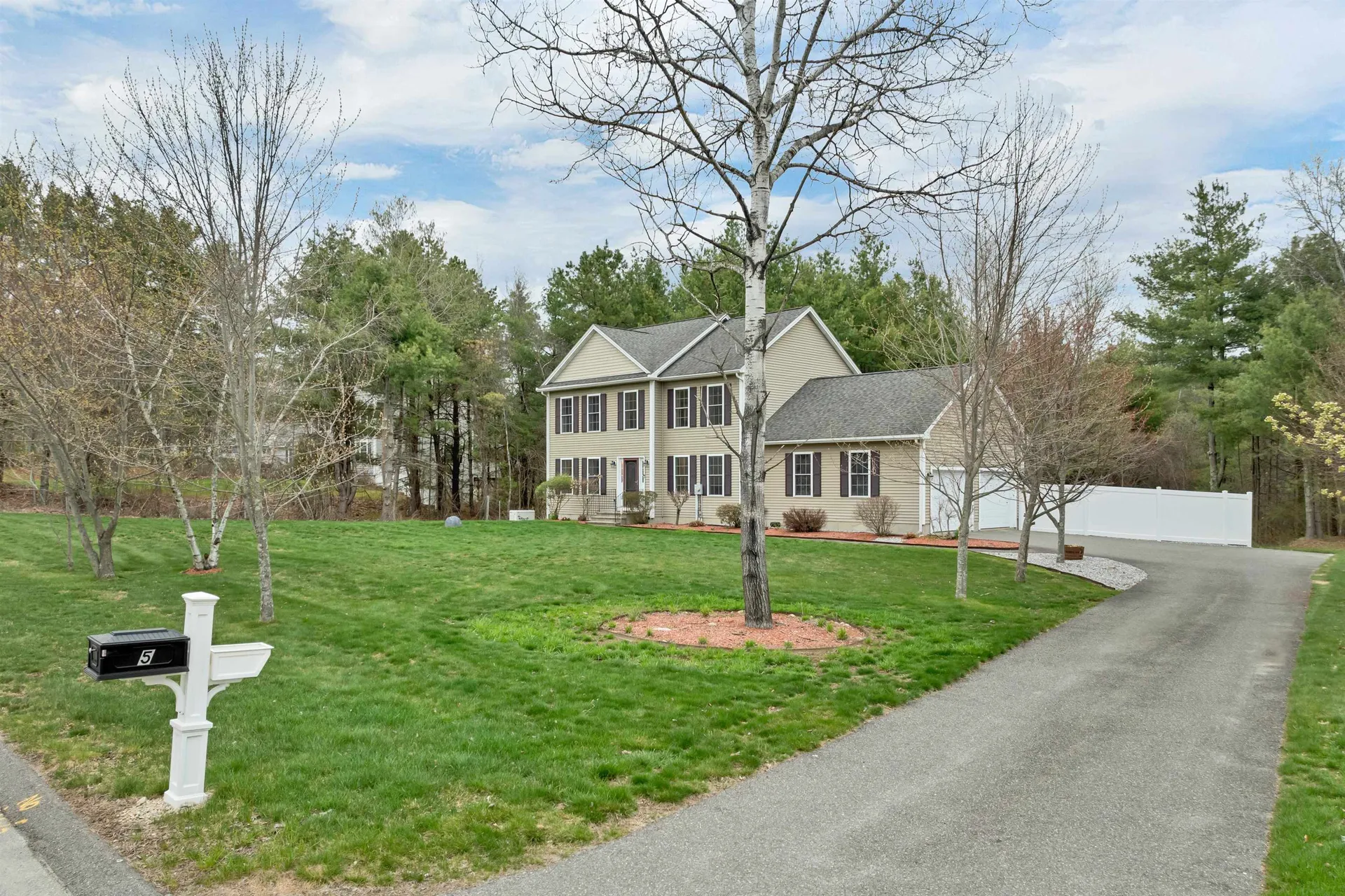 5 Berlang Road Londonderry NH 03053