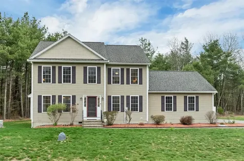 5 Berlang Road Londonderry NH 03053