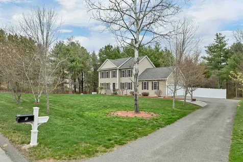 5 Berlang Road Londonderry NH 03053