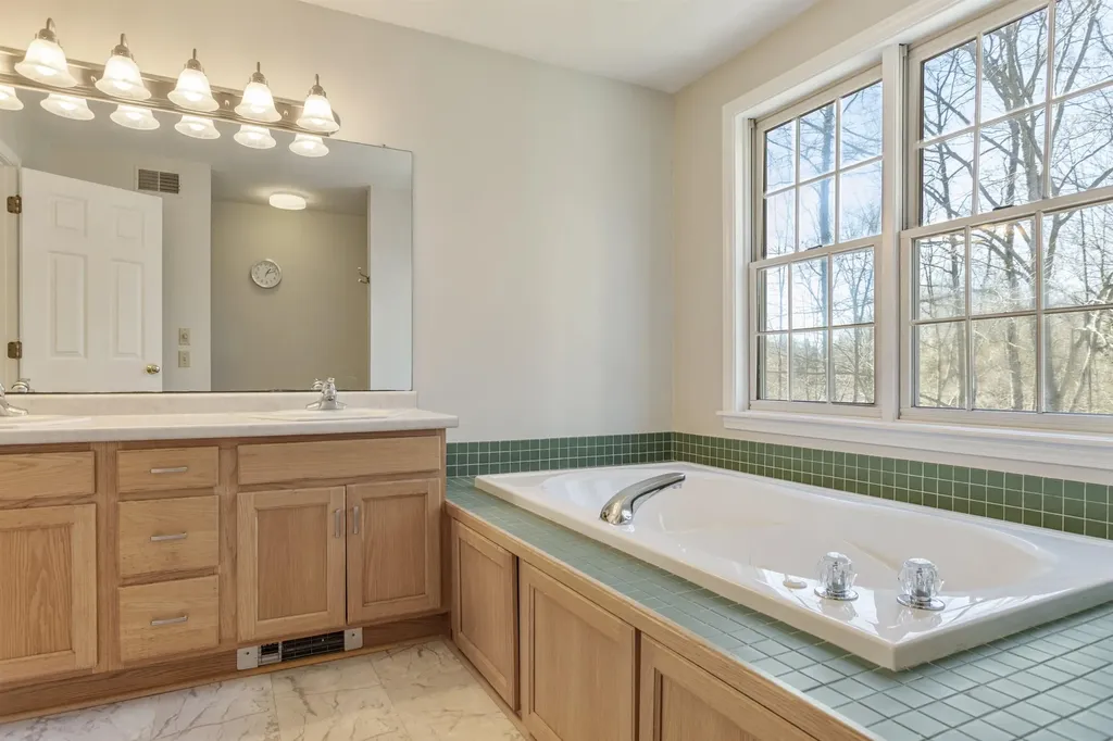 38 Mcintosh Way Greenland NH 03840