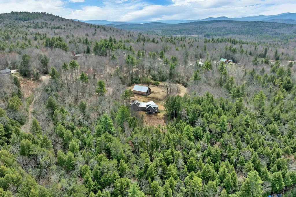 17 Croto Lane Albany NH 03818