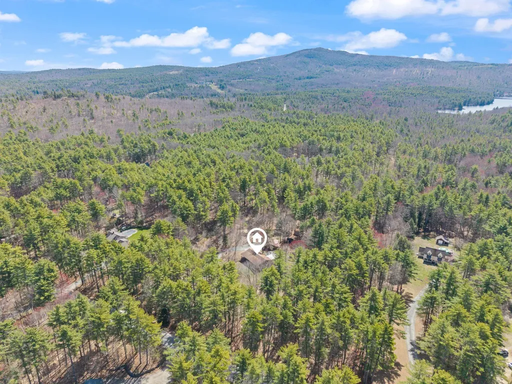 41 Friar Tuck Way Wolfeboro NH 03894