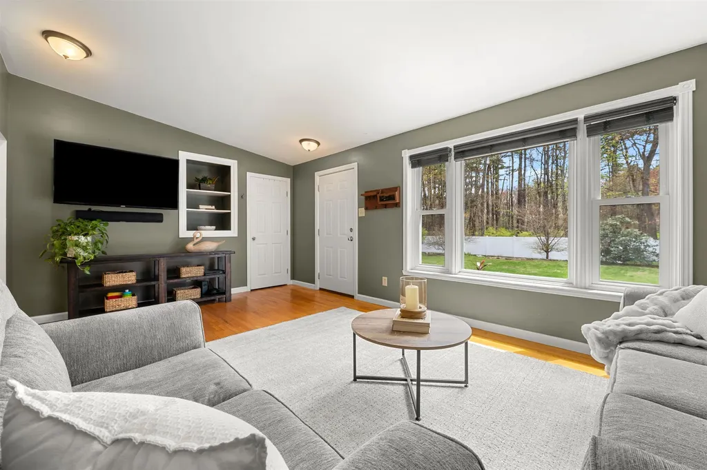 152 Dracut Road Hudson NH 03051