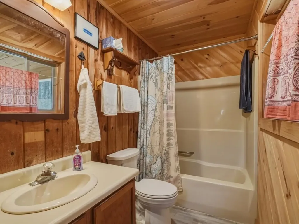 1233 Blockhouse Point Road North Hero VT 05474