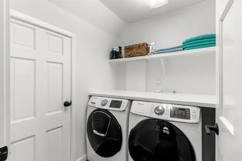 4 Apple Way Stratham NH 03885