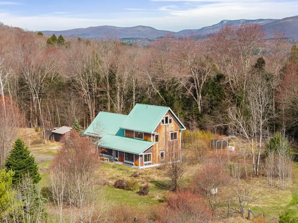 2013 Battle Row Road Hyde Park VT 05655