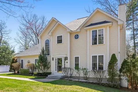 8 Flag Court Auburn NH 03032