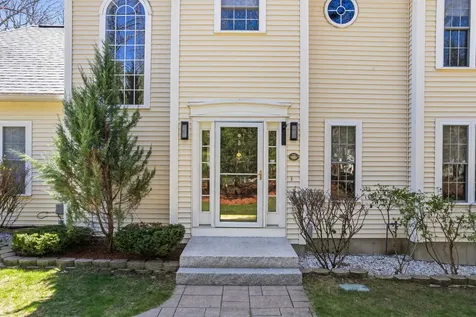 8 Flag Court Auburn NH 03032