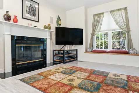8 Flag Court Auburn NH 03032