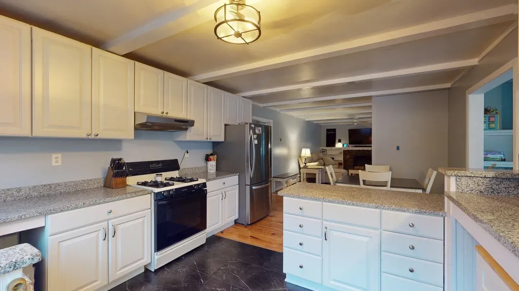 66 Litchfield Road Londonderry NH 03053