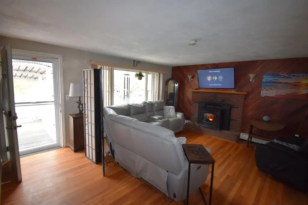 4 Independence Avenue Kingston NH 03848