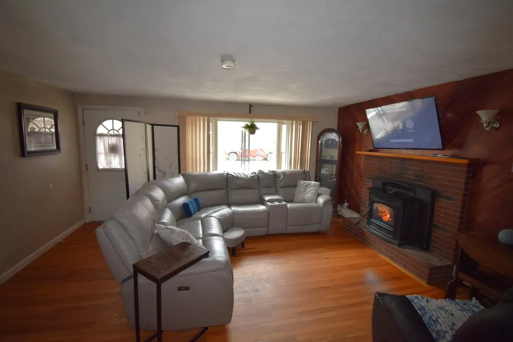 4 Independence Avenue Kingston NH 03848