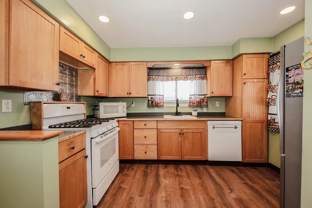 7 Grenier Boulevard Londonderry NH 03053