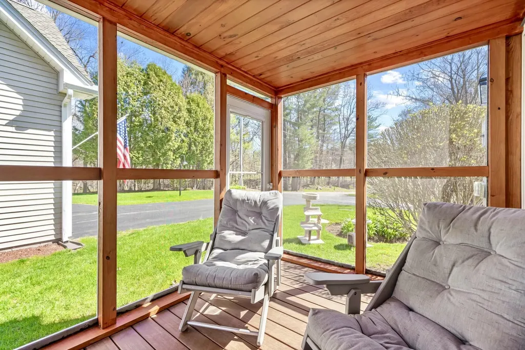 20 Gilcreast Drive Litchfield NH 03052