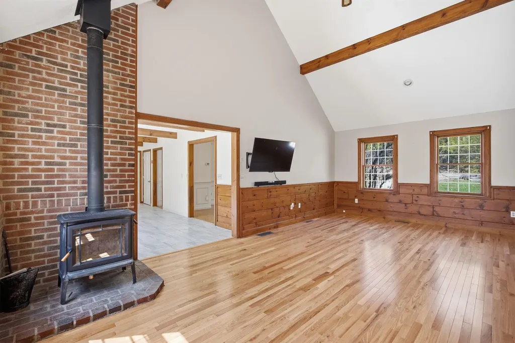 89 Old Centre Road Deerfield NH 03037