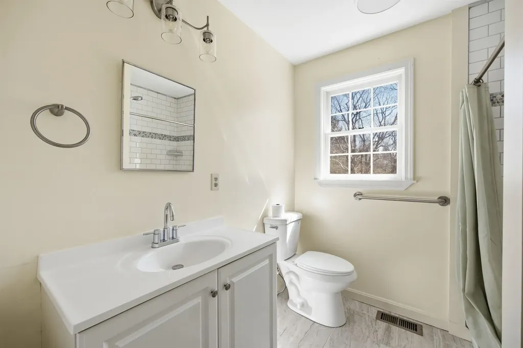 89 Old Centre Road Deerfield NH 03037