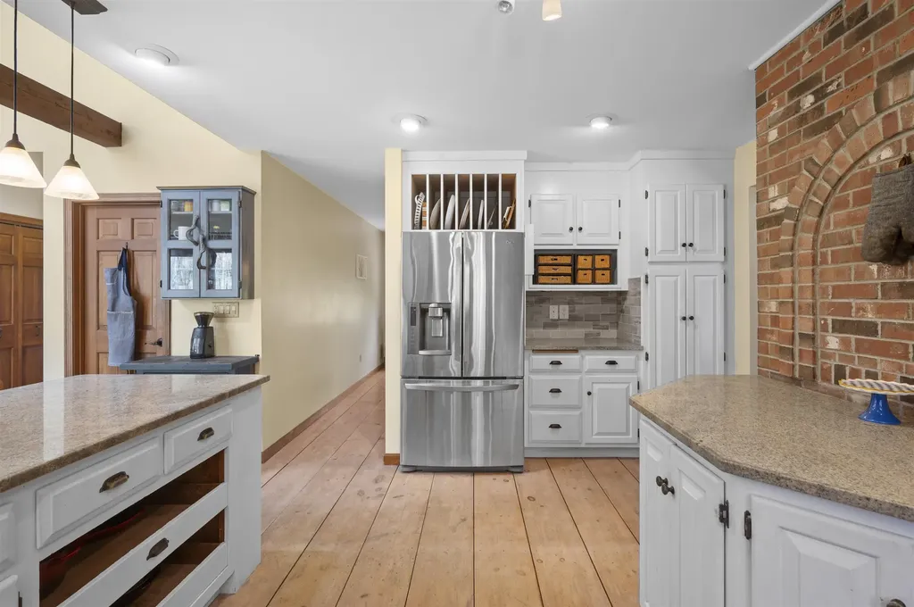 17 Madison Avenue Kingston NH 03848