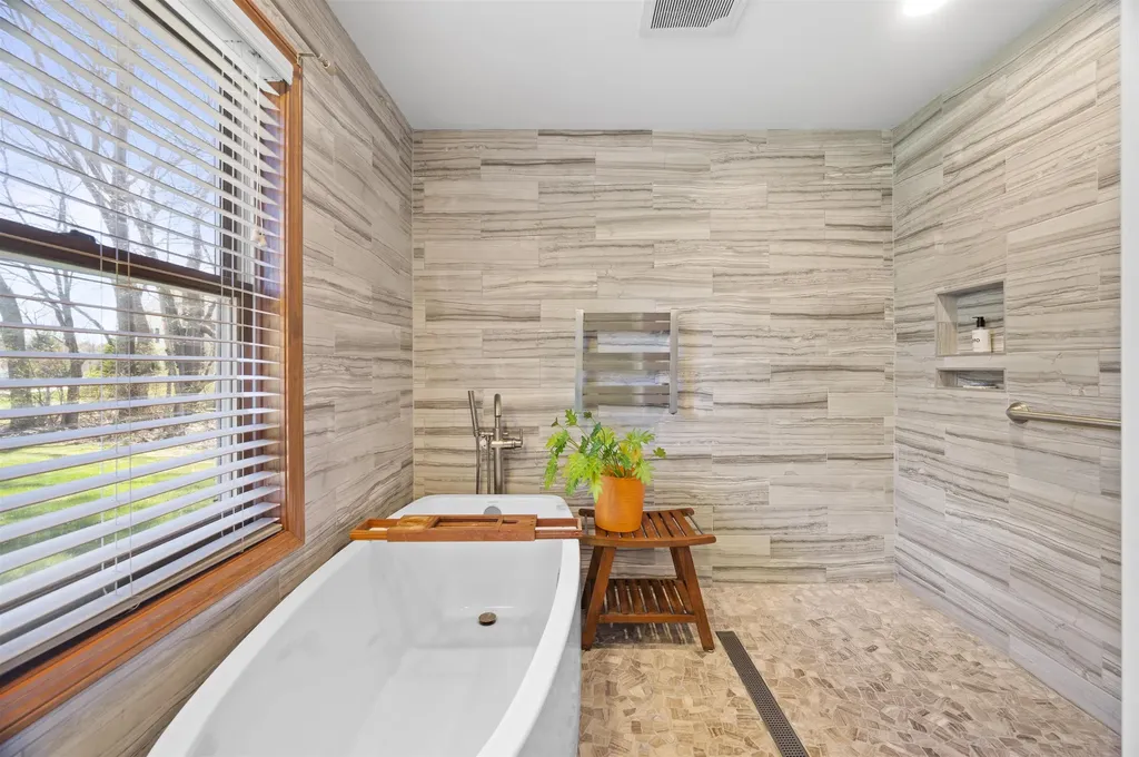 17 Madison Avenue Kingston NH 03848