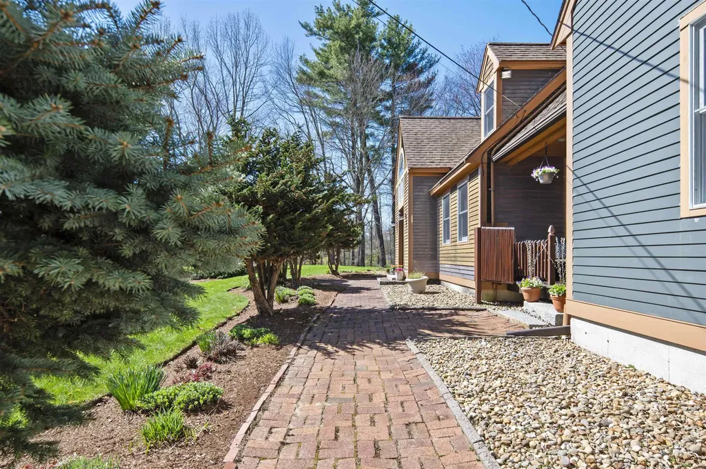 17 Madison Avenue Kingston NH 03848