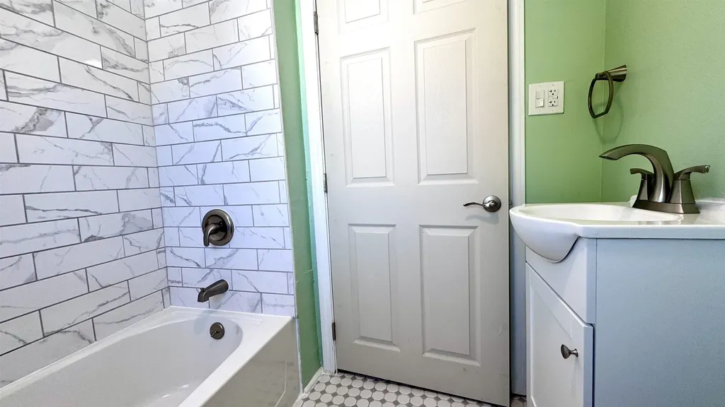 8 Old Bay Road New Durham NH 03855