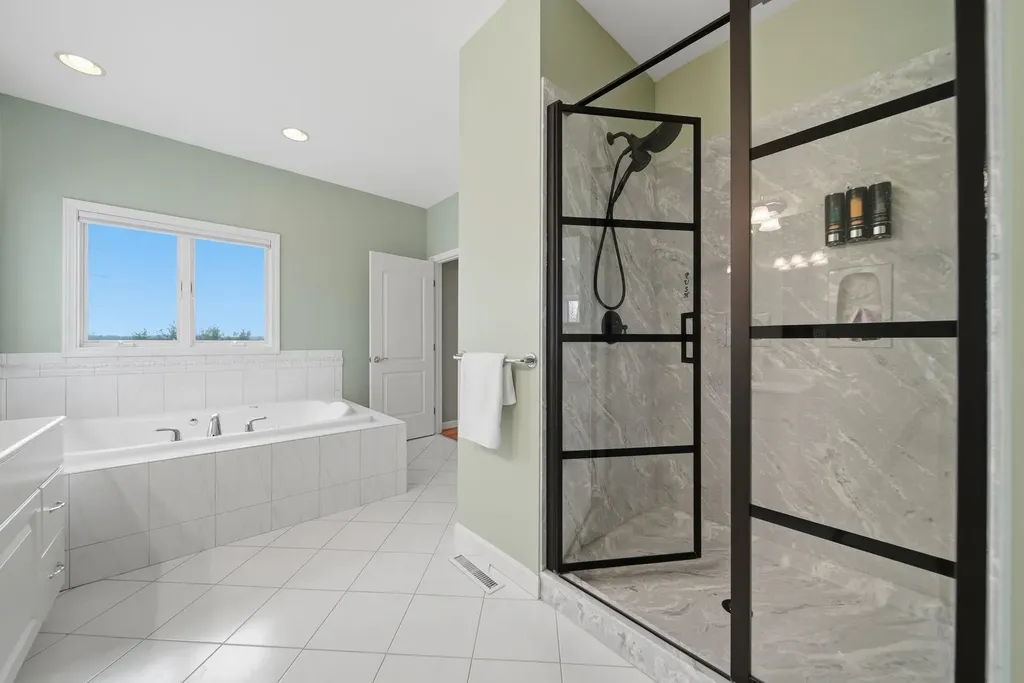 8 Ledgewood Drive Londonderry NH 03053
