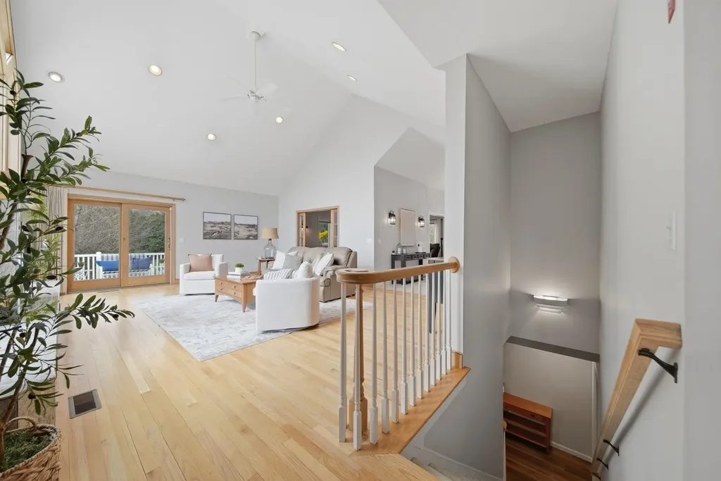 8 Ledgewood Drive Londonderry NH 03053