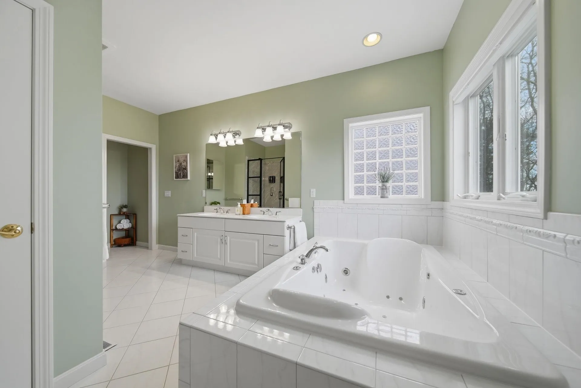 8 Ledgewood Drive Londonderry NH 03053